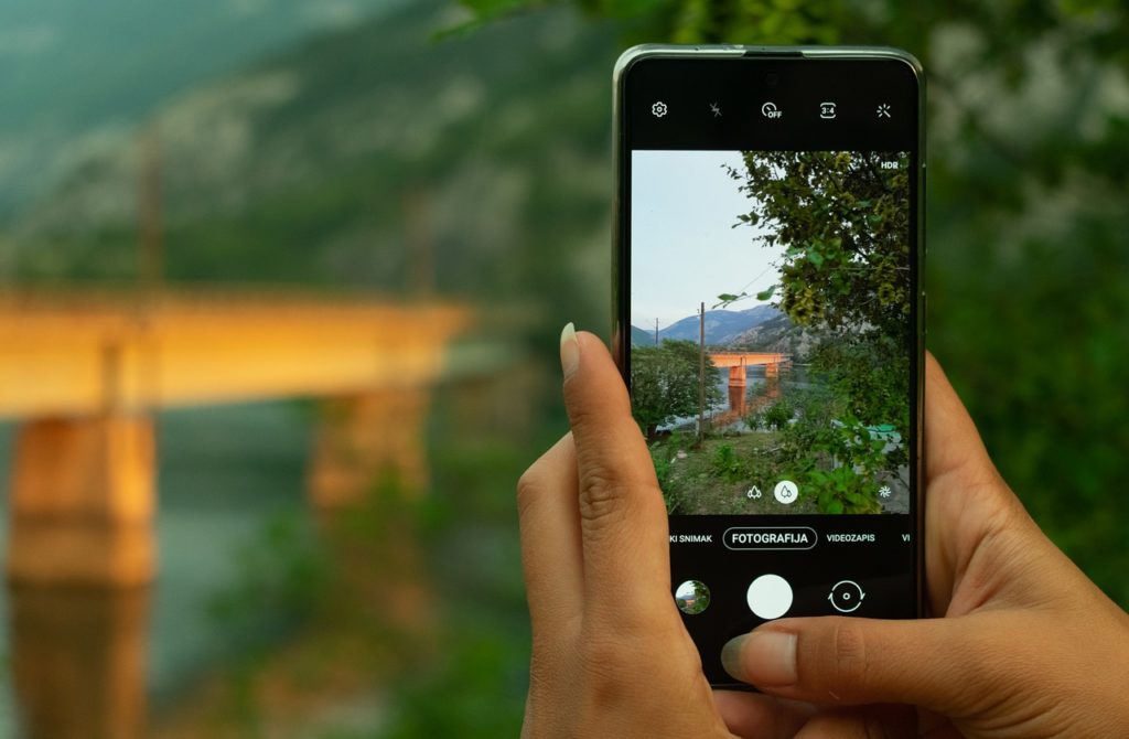 mobile phone, photography, bridge-6095271.jpg